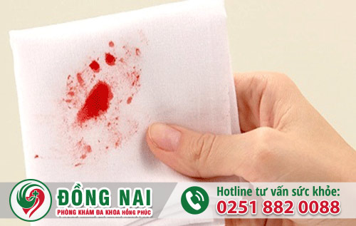 Triệu chứng đi vệ sinh ra máu là gì?